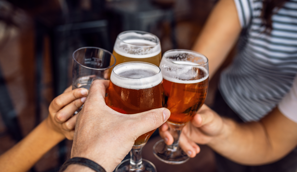 Consumul de alcool, permis tinerilor din Germania, a devenit o problemă. Ar trebui să le fie interzis adolescenților să bea?