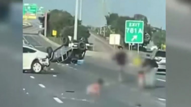 copii aruncati din masina pe autostrada dupa un accident