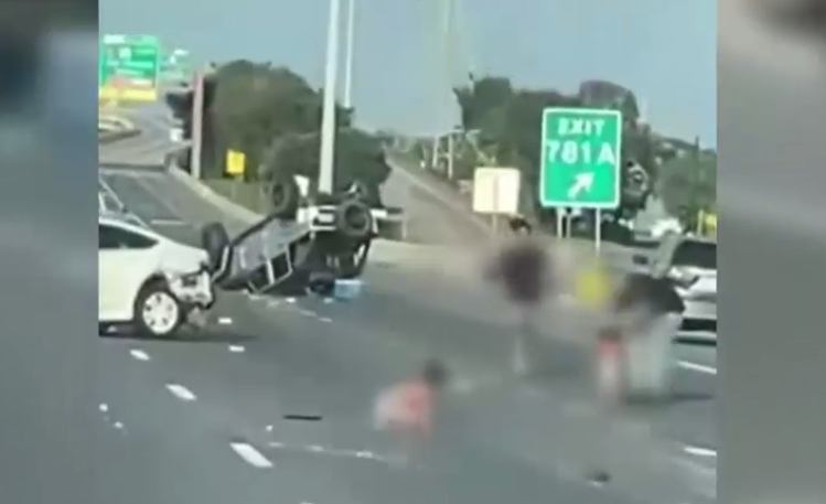 VIDEO. Scene șocante pe autostradă: Doi copii au fost proiectați din mașină, în mijlocul traficului, după un accident