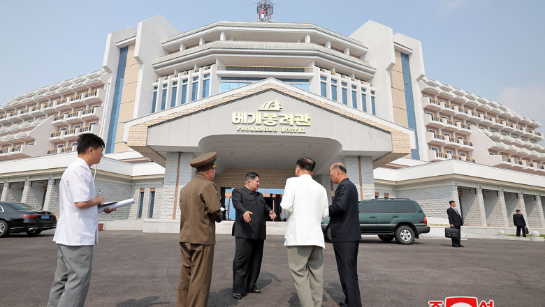 Liderul nord-coreean Kim Jong un, inspectând un hotel din Samjiyon. Foto: Profimedia Images