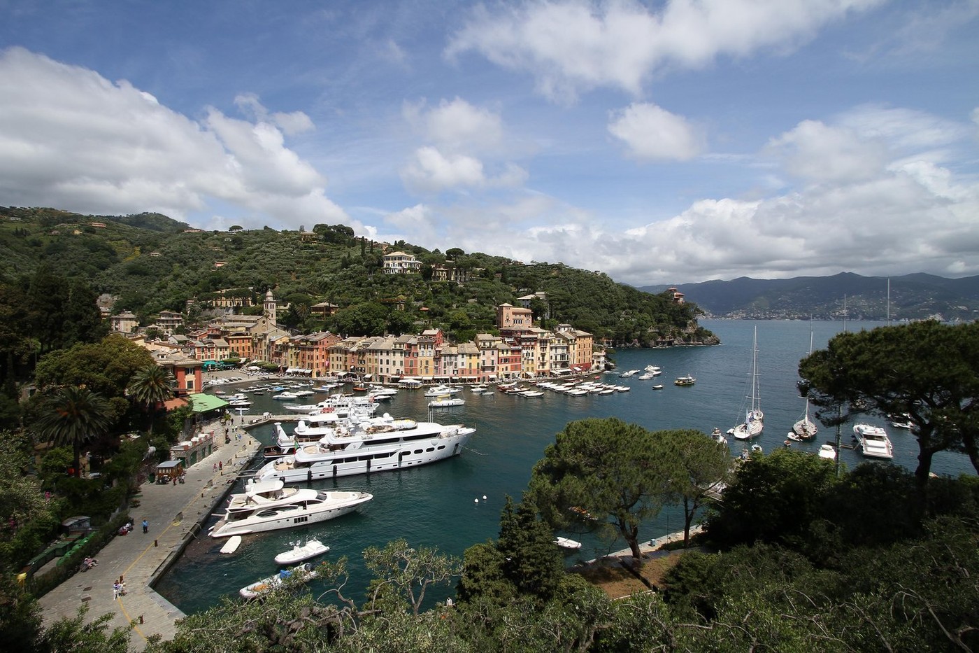 Aerul condiționat a fost interzis în Portofino. Vecinii se spionează între ei și îi denunță pe cei care își instalează aparate