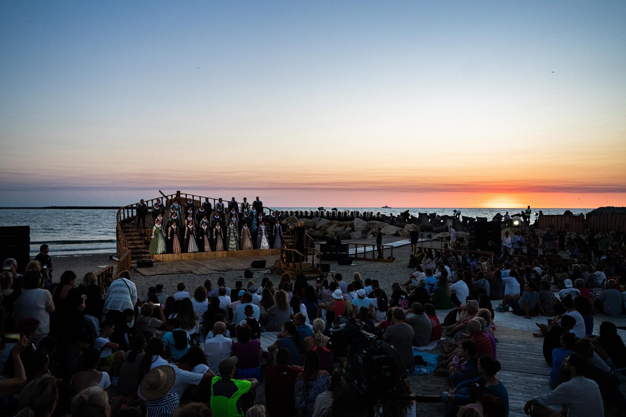 Concert la răsărit pe plajă. Corul Madrigal a cântat la prima oră a dimineții pentru câteva mii de oameni, de Ziua Marinei