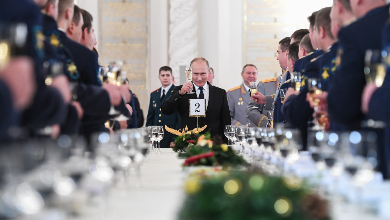 Putin toastează în fața unui grup de militari ruși, în cadrul unei ceremonii oficiale de la Kremlin