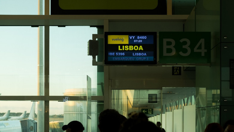 oameni pe aeroport la lisabona