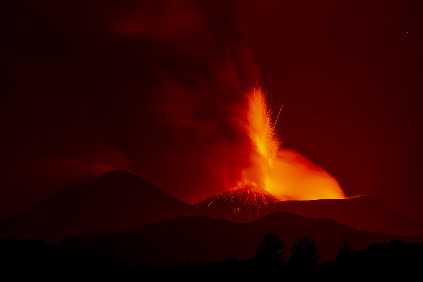 Aeroportul din Catania a fost închis din cauza erupției vulcanului Etna. Străzi și case sunt acoperite de praful vulcanic