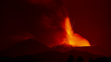 Etna și-a reluat activitatea vulcanică și a închis aeroportul din Catania. Foto: Profimedia Images