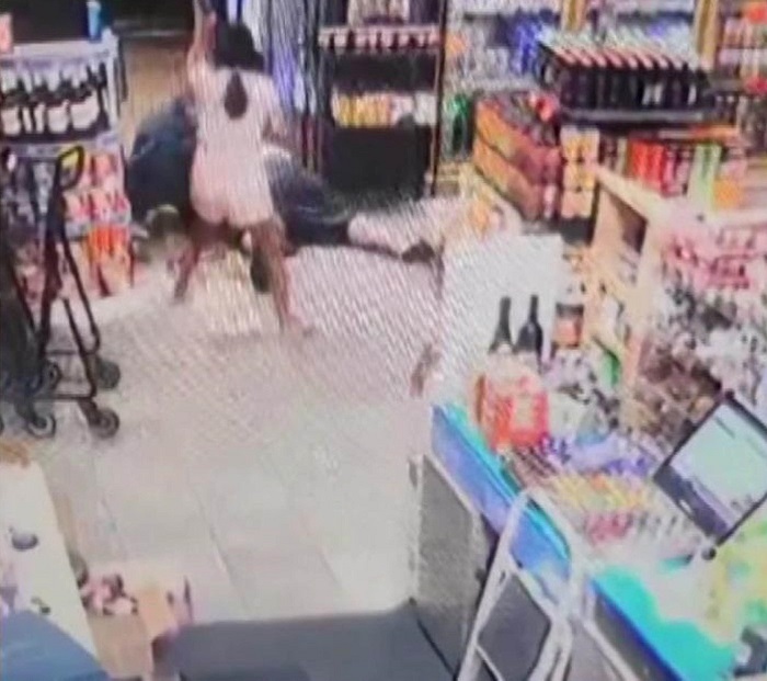 O fetiță de 8 ani din SUA a bătut cu o bâtă de baseball un tâlhar care a încercat să jefuiască magazinul de băuturi al tatălui ei