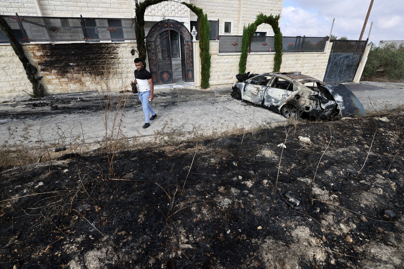 Zeci de coloniști israelieni au incendiat case și mașini într-un sat de palestinieni din Cisiordania. Un om a murit. Reacția SUA