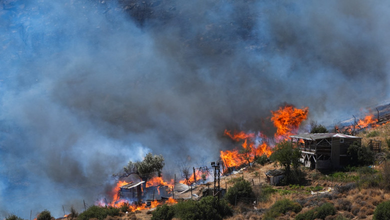 VIDEO  Incendiile de vegetație se extind, în Turcia. Sute de pompieri se luptă cu flăcările. Mai multe localități au fost evacuate