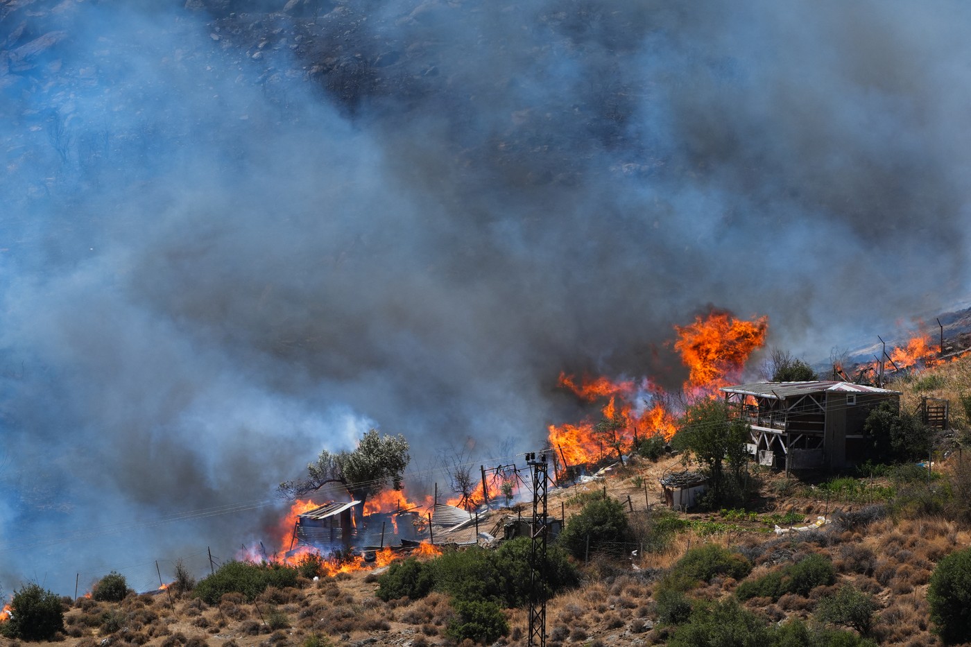 Incendiile de vegetație se extind, în Turcia. Sute de pompieri se luptă cu flăcările. Mai multe localități au fost evacuate