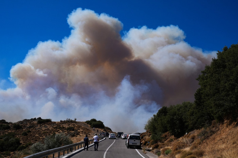 Efforts continue to combat forest fires in Izmir