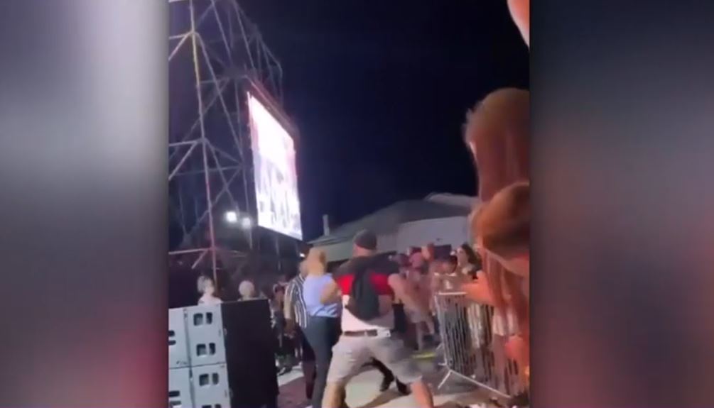 Scene șocante la un concert al lui Babasha: Momentul în care o polițistă este lovită cu pumnul în față. Reacția artistului