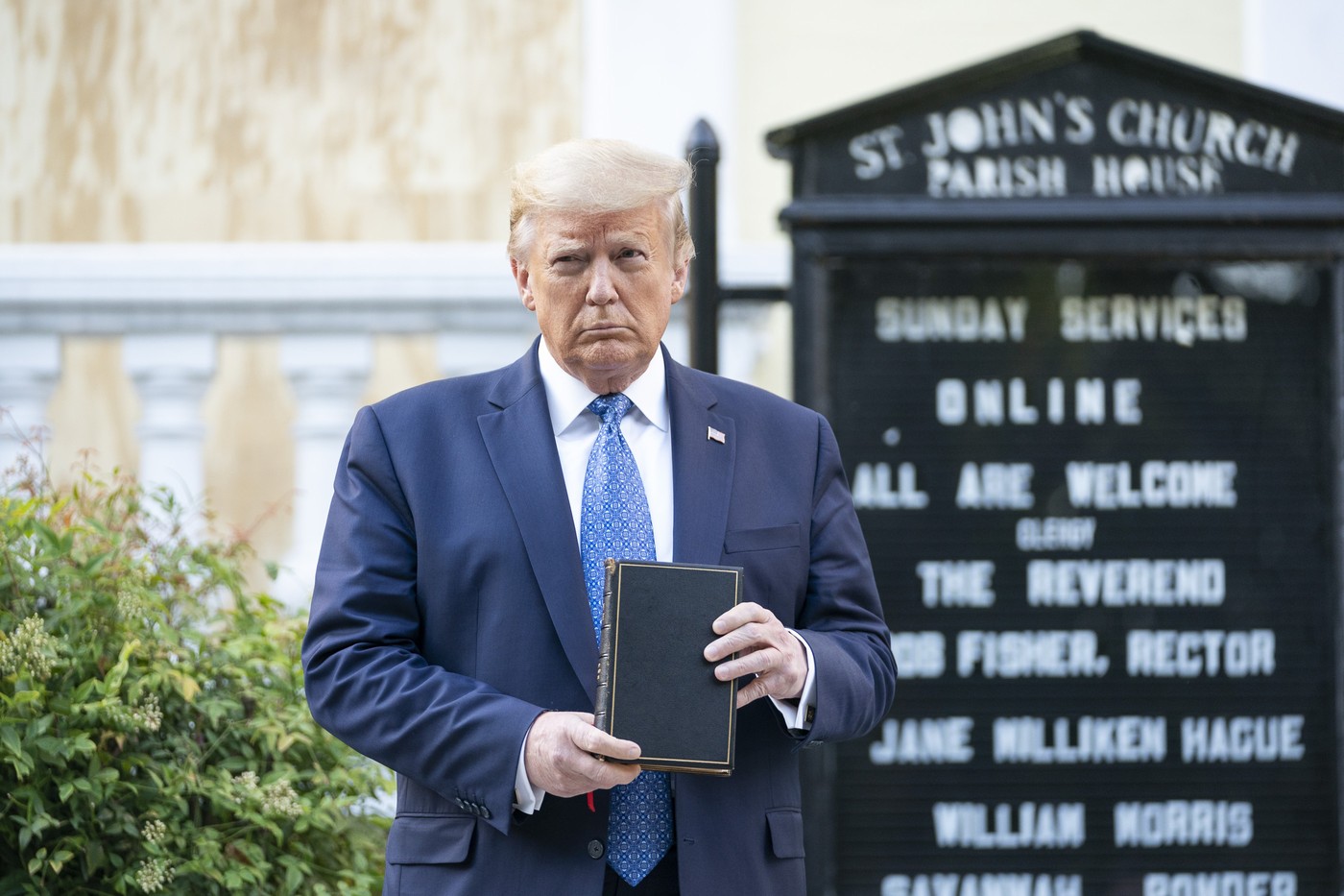 Donald Trump a făcut bani din afaceri cu Biblii și are un milion de dolari în criptomonede