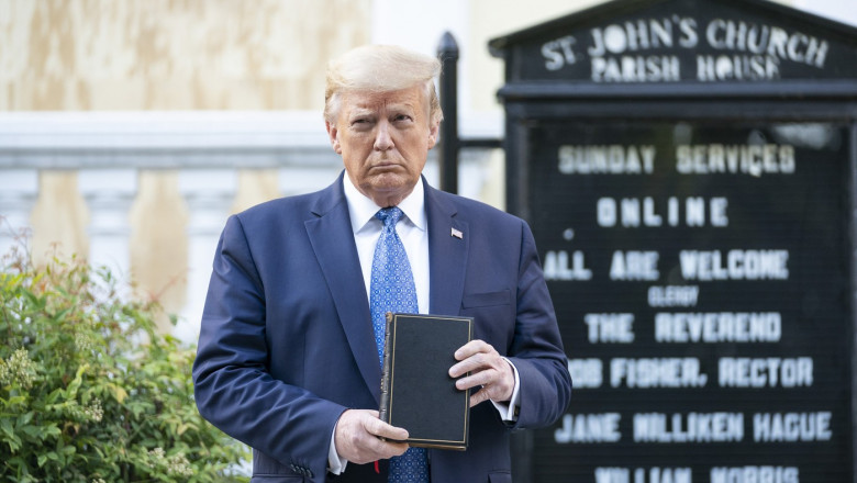 donald trump cu o biblie în mână