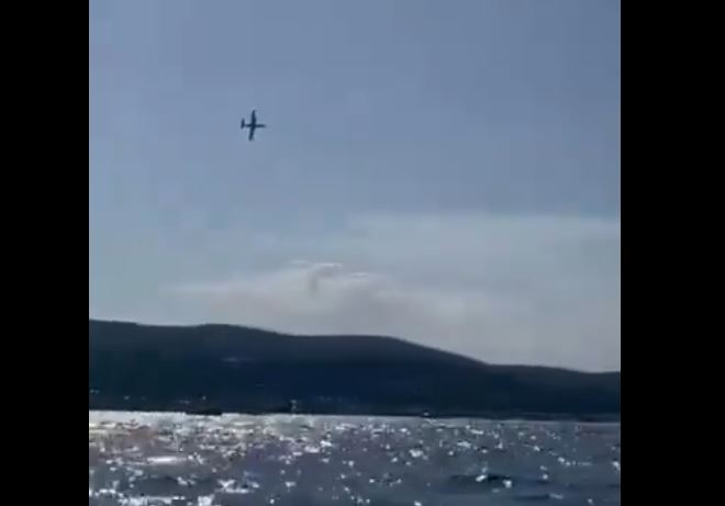 VIDEO Un avion s-a prăbuşit în mare în timpul unui spectacol aviatic, în Franța. Momentul impactului
