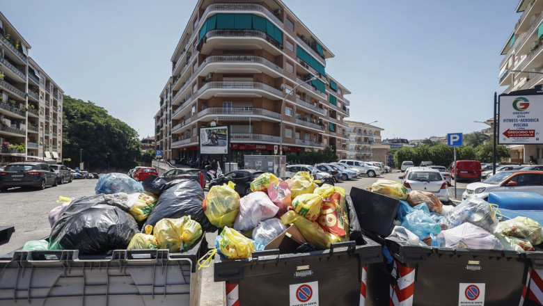 gunoaie la roma, pubele pline cu deșeuri