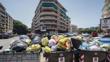 gunoaie la roma, pubele pline cu deșeuri