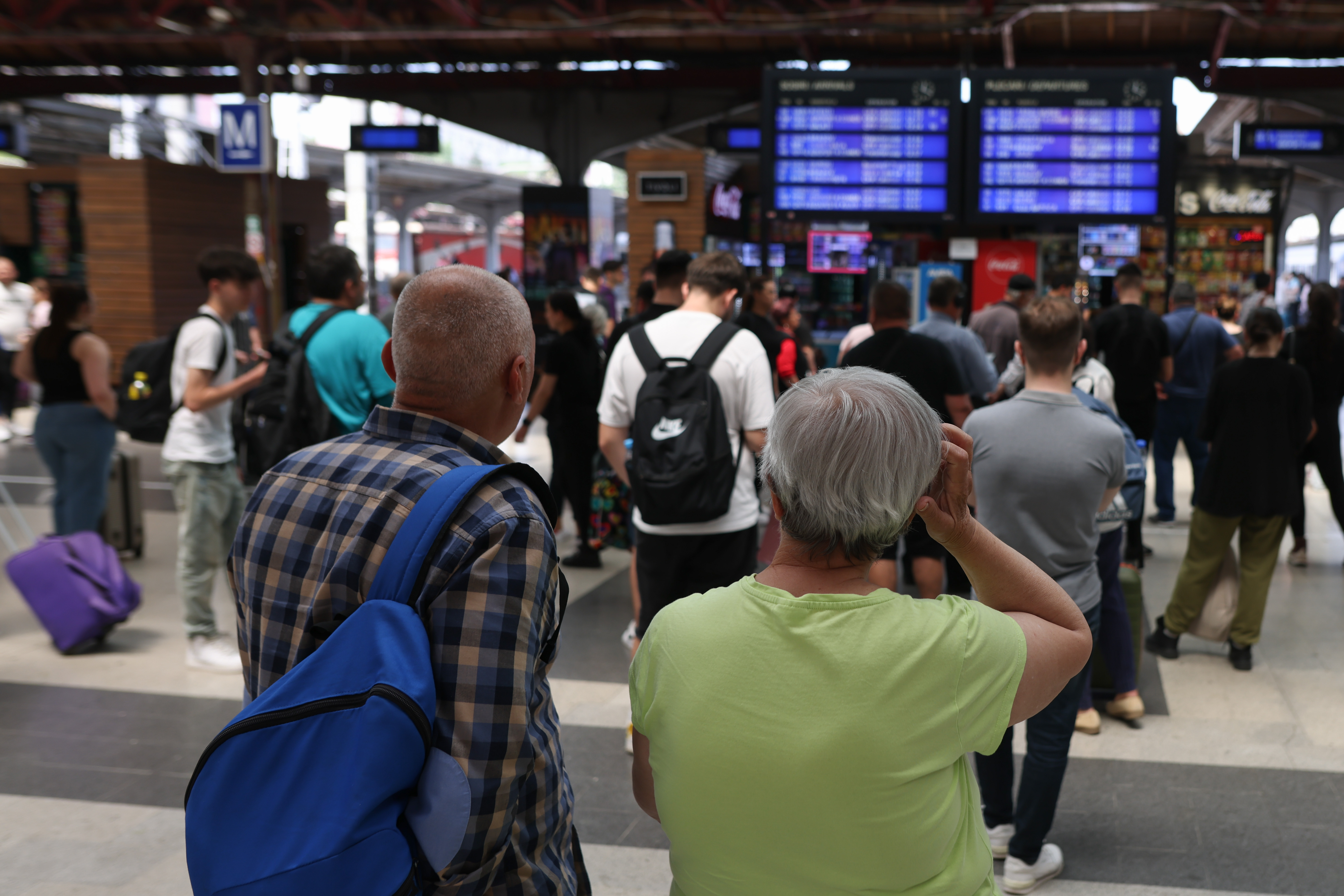 Traficul feroviar, afectat de furtuni. Întârzieri de sute de minute înregistrate în Gara de Nord. Anunțul CFR SA