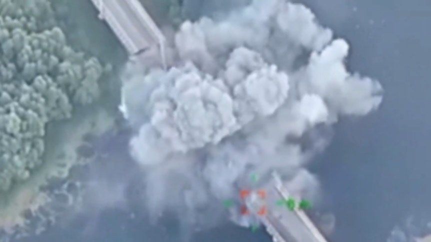 Momentul în care ucrainenii aruncă în aer podul peste râul Seim din Kursk. Rusia acuză că s-au folosit rachete americane HIMARS