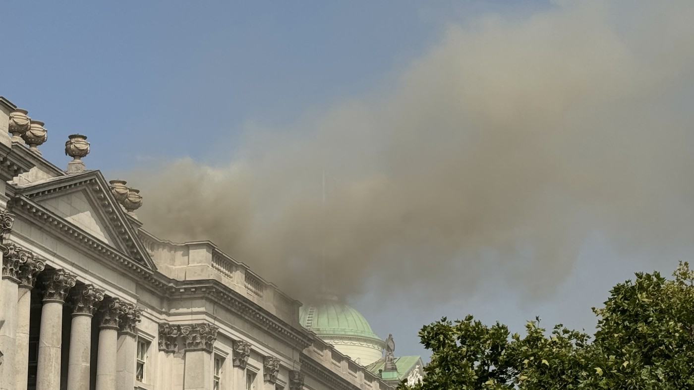 Incendiu la Somerset House din Londra, care găzduiește una dintre cele mai mari colecții de artă din lume. 100 de pompieri intervin