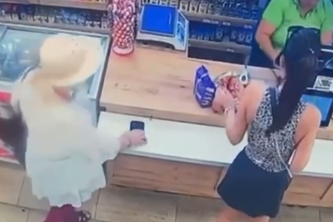 VIDEO. O femeie de 84 de ani din Cluj, filmată în timp ce fură un telefon mobil dintr-un magazin