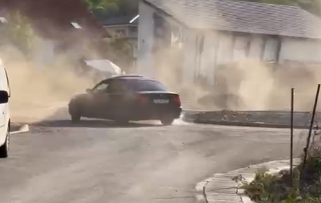 VIDEO. Amendă şi permis suspendat pentru un şofer filmat în timp ce făcea drifturi într-un sens giratoriu
