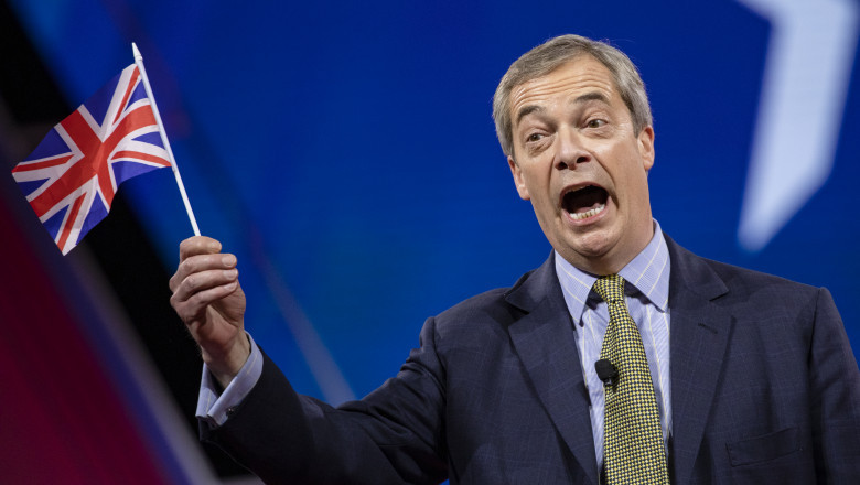 nigel farage cu un stegulet al marii britanii in mana