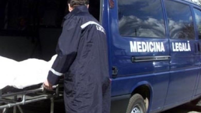 Băiat de 16 ani mort în curtea casei. Părinții l-au găsit abia după câteva zile, când s-au trezit din beție