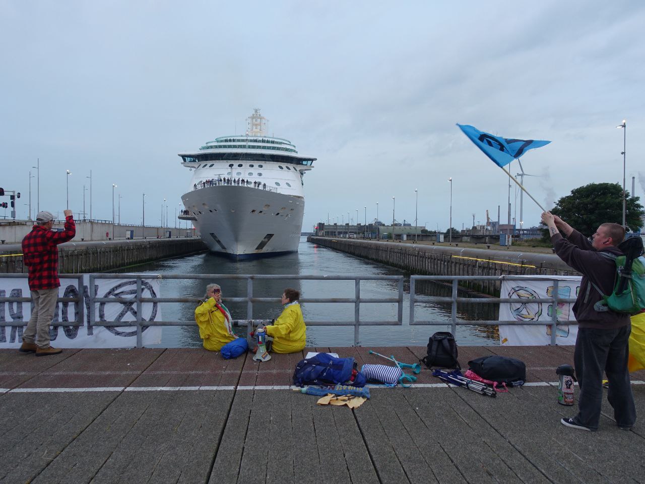 Activiștii ecologiști au trecut la nivelul următor: au împiedicat o navă de croazieră să acosteze la Amsterdam