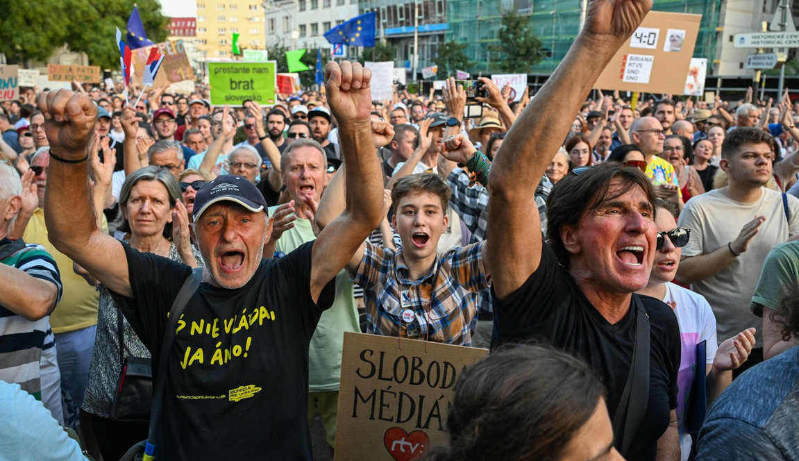 Proteste împotriva guvernului autoritar al Slovaciei condus de Robert Fico. Oamenii apără libertatea presei