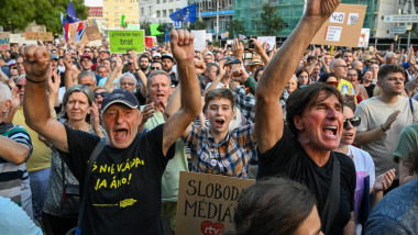 oameni care protesteaza la bratislava