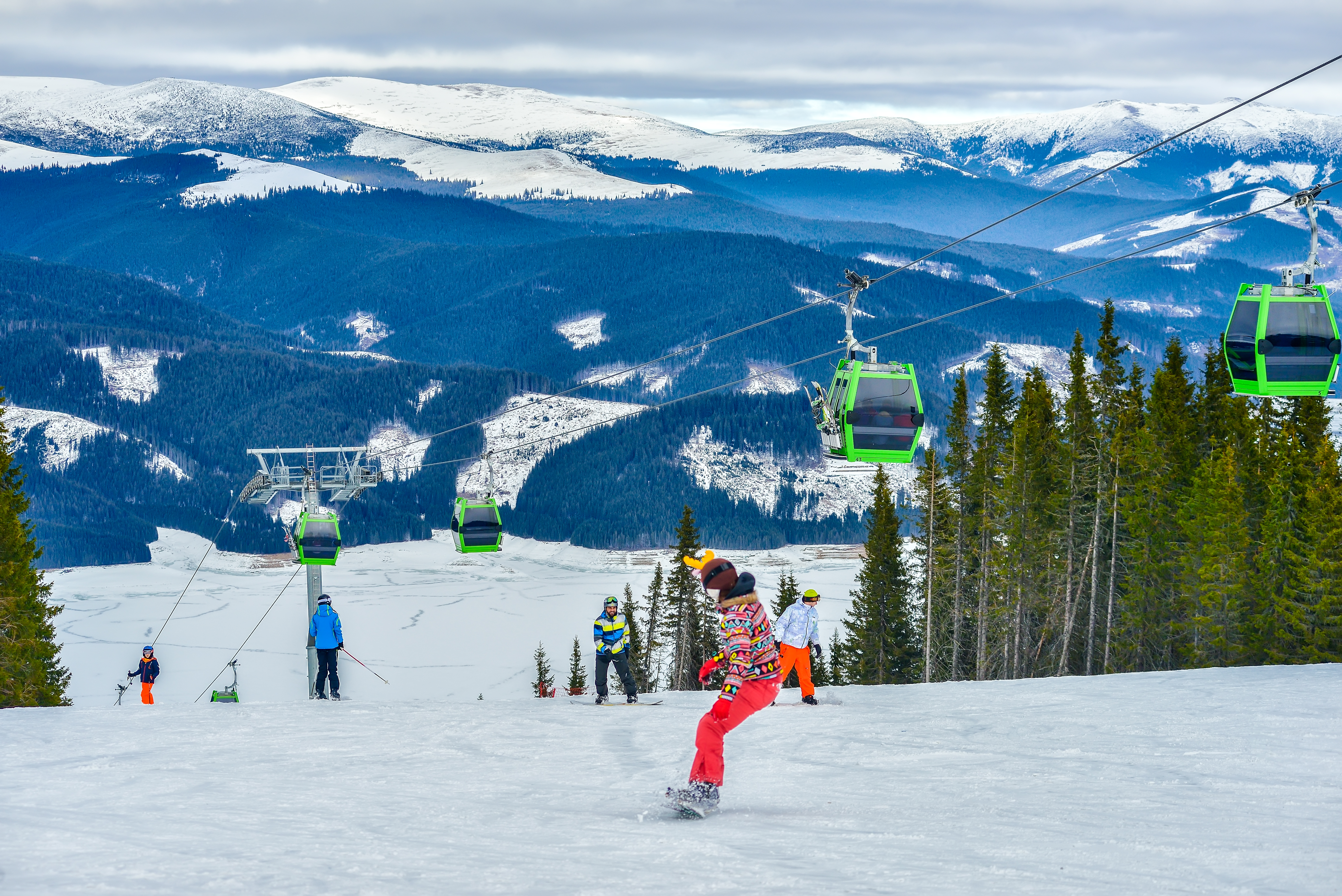 Acţiune de căutare a trei copii rătăciți într-o zonă împădurită din apropierea pârtiei de schi din comuna Voineasa