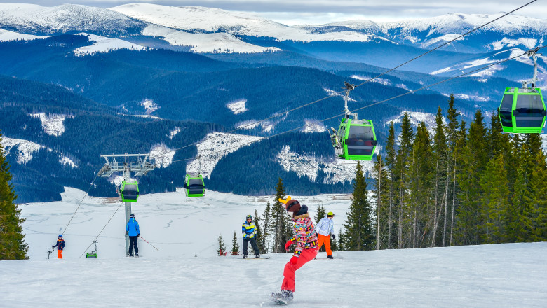 Acţiune de căutare a trei copii rătăciți într-o zonă împădurită din apropierea pârtiei de schi din comuna Voineasa