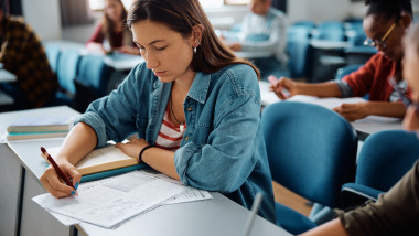 BAC 2024, sesiunea de toamnă. Au apărut primele subiecte de la proba de Limba și literatura română. Foto Shutterstock