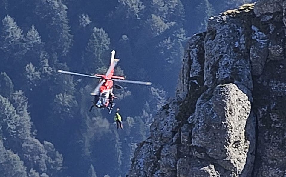 Doi turiști care au rămas blocați în Bucegi au fost recuperați de salvamontişti cu elicopterul SMURD