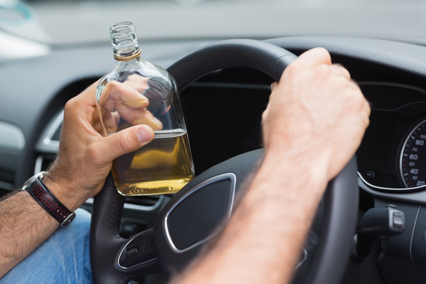Gestul unui șofer prins beat și fără ITP valabil. Polițiștii i-au luat plăcuțele de înmatriculare, însă șoferul le-a înlocuit cu altele