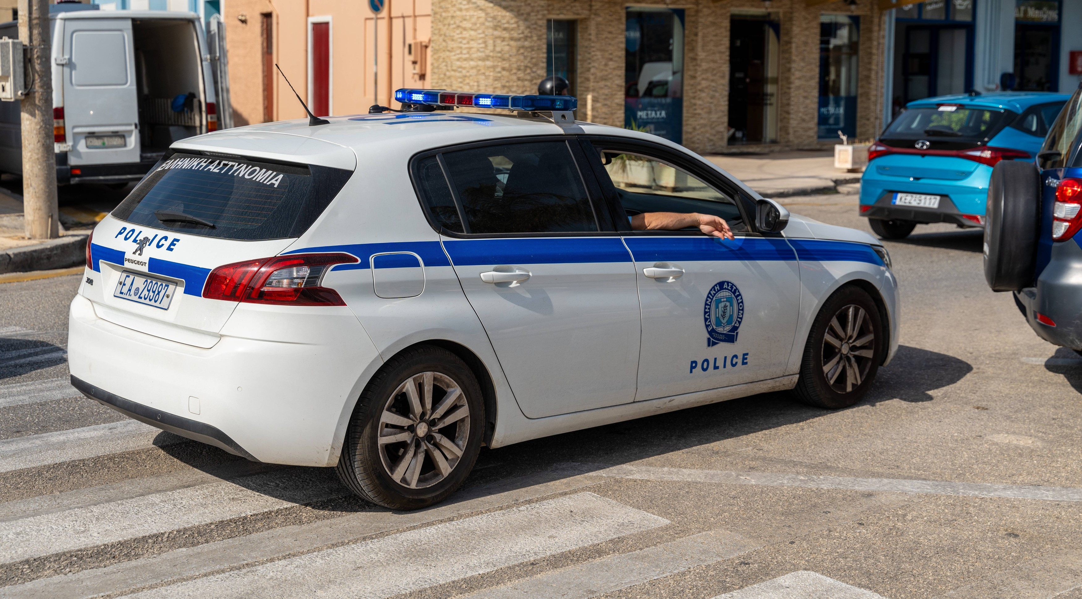 Focuri de armă în Grecia, într-o zonă des frecventată de români. Trei oameni au fost răniți, unul este în stare gravă