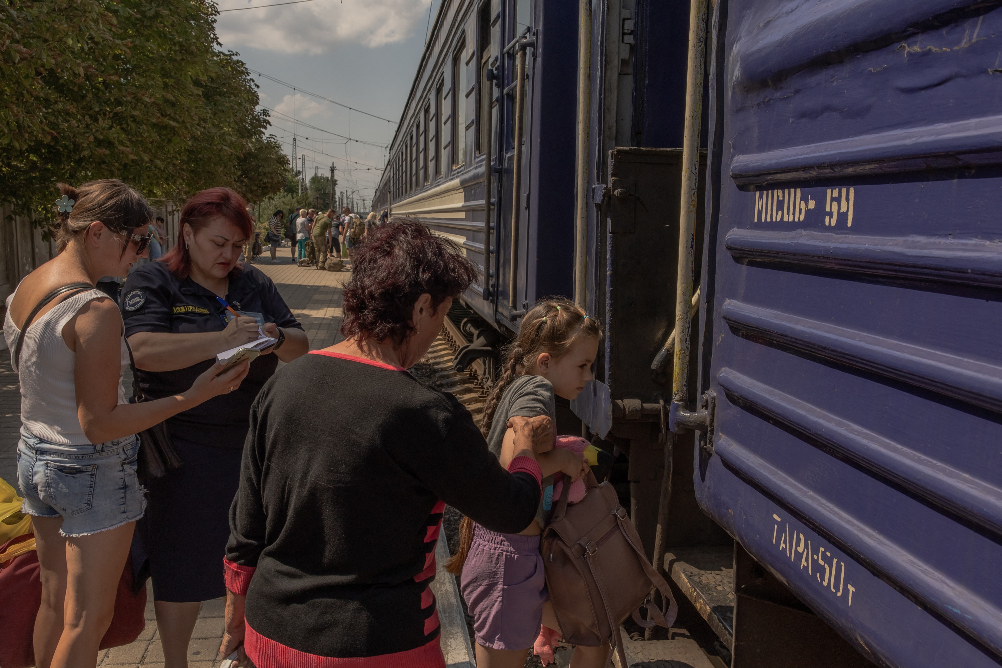 Rușii își continuă înaintarea în Donețk. Ucrainenii evacuează familiile cu copii din zona orașului strategic Pokrovsk