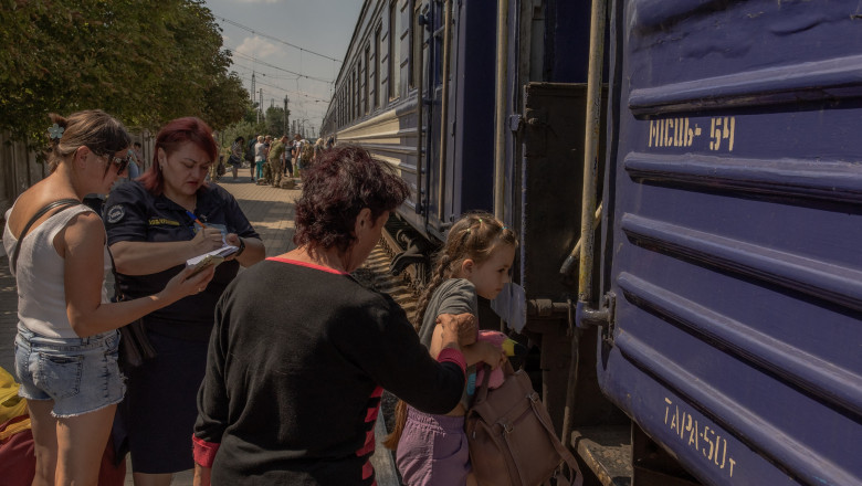 Civili ucraineni, femei și copii, se urcă într-un tren în timpul evacuării din zona Pokrovsk, Donețk, în urma ofensivei ruse din zonă