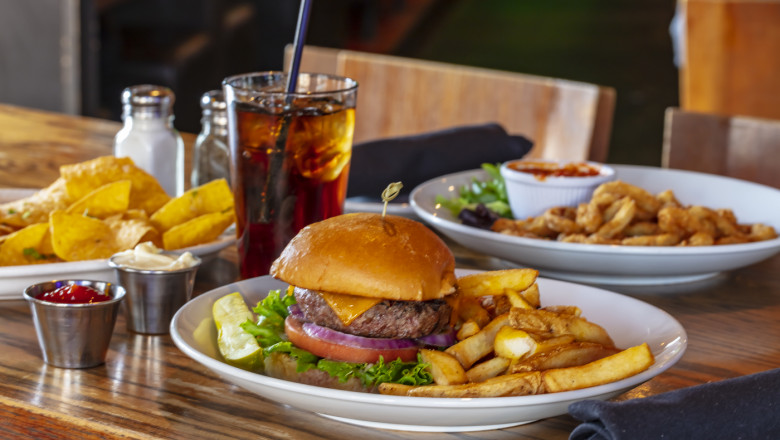 burger, cartofi prăjiți și cola