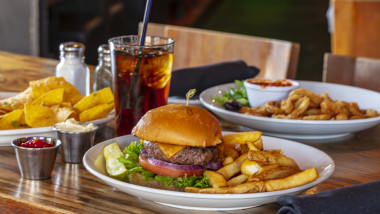 burger, cartofi prăjiți și cola