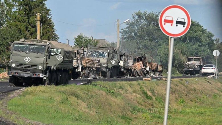 vehicule rusesti de lupta distruse pe marginea drumului