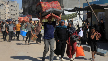 palestinieni cu bagaje fug de război în Gaza