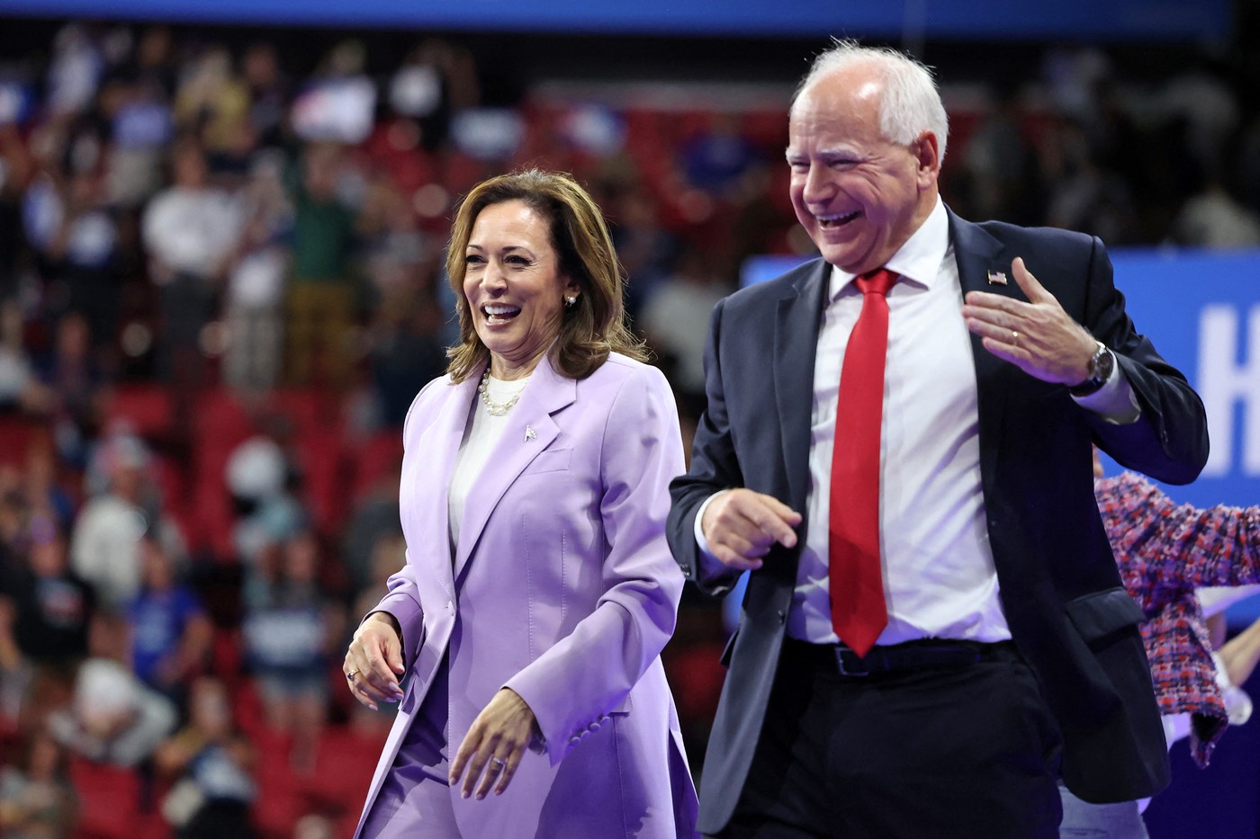 Campania Kamalei Harris spune că Tim Walz „s-a exprimat greșit” când a vorbit despre mânuirea armelor „în război”
