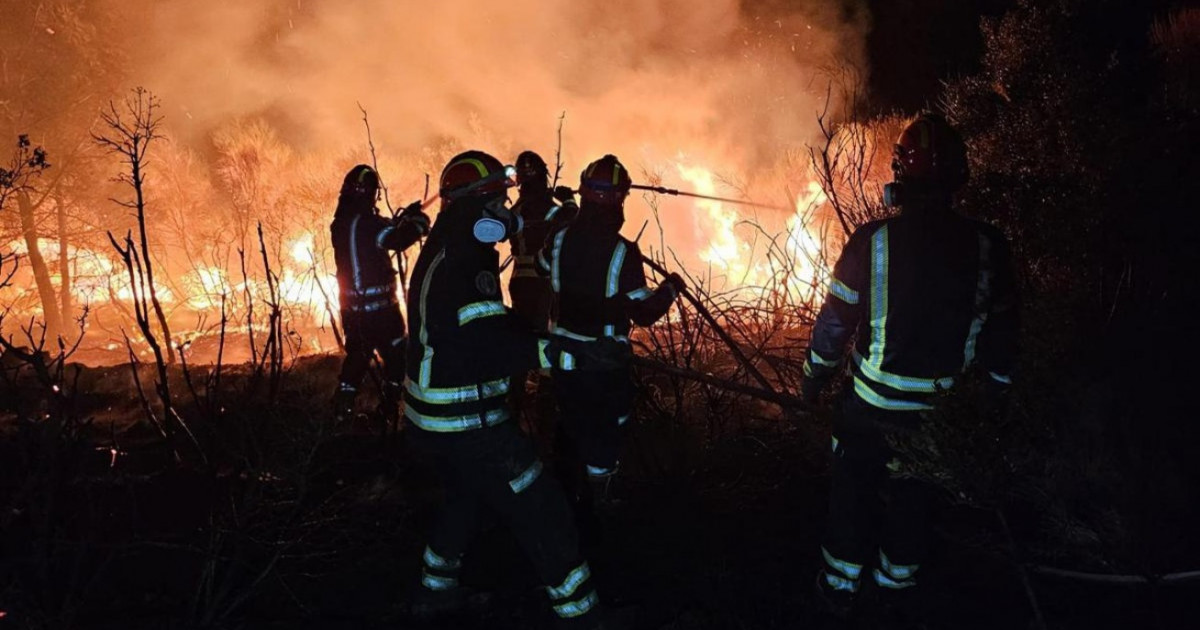 Pompierii români se luptă de 14 ore cu flăcările în Grecia. Riscul în zonă rămâne extrem de ridicat