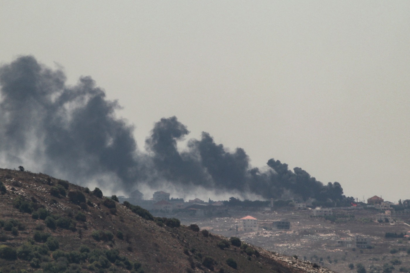 Hezbollah a bombardat nordul Israelului ca represalii, după ce trupele israeliene au ucis trei combatanţi