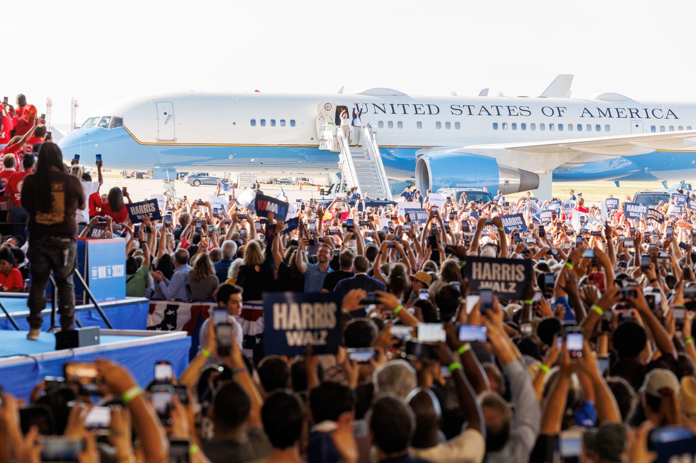 Donald Trump apelează la conspirații și o acuză pe Kamala Harris că falsifică pozele de la mitingurile electorale