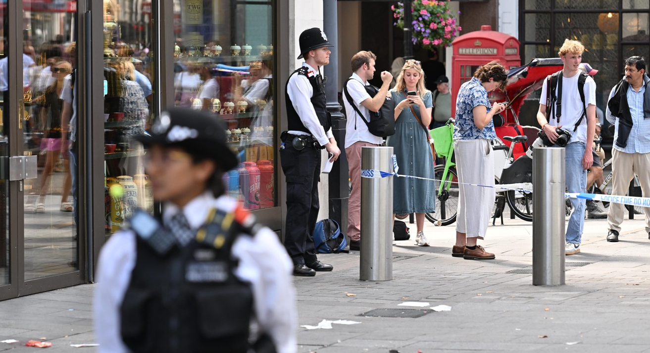 O fetiţă de 11 ani şi o femeie de 34 de ani au fost înjunghiate în Leicester Square din Londra