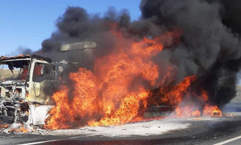 Un camion a luat foc pe DN 1, în judeţul Cluj. Pompierii intervin cu mai multe autospeciale