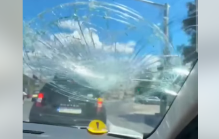 VIDEO. Bărbat cercetat penal, după ce a spart parbrizul unei mașini, nemulţumit că o şoferiţă i-a atras atenţia că a greşit în trafic